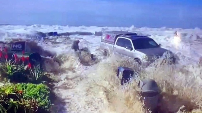 High tides hit the coastline of Ventura, California, U.S. December 28, 2023, in this screen grab from a handout video. Ventura Police Department and the City of Ventura via Ventura County Fire Department/Handout via REUTERS    THIS IMAGE HAS BEEN SUPPLIED BY A THIRD PARTY. NO RESALES. NO ARCHIVES. MANDATORY CREDIT