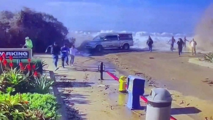 High tides hit the coastline of Ventura, California, U.S. December 28, 2023, in this screen grab from a handout video. Ventura Police Department and the City of Ventura via Ventura County Fire Department/Handout via REUTERS THIS IMAGE HAS BEEN SUPPLIED BY A THIRD PARTY. NO RESALES. NO ARCHIVES. MANDATORY CREDIT