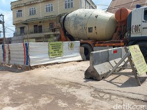Hindari Truk, Pemotor di Jambi Terperosok ke Lubang Proyek Limbah