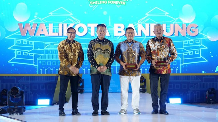 Penghargaan kepada wajib pajak teladan dalam Anugerah Philothra