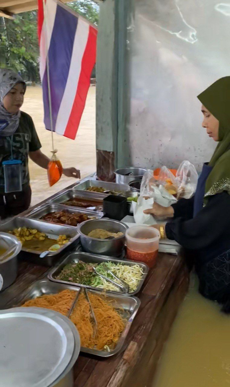 penjual nasi kerabu tetap berjualan di tengah banjir