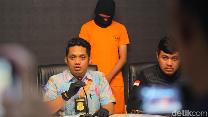 Tampang MRS, pemuda asal Gamping, Sleman, yang sebar foto syur mantan pacar saat dihadirkan dalam rilis pers Jumat (29/12/2023).