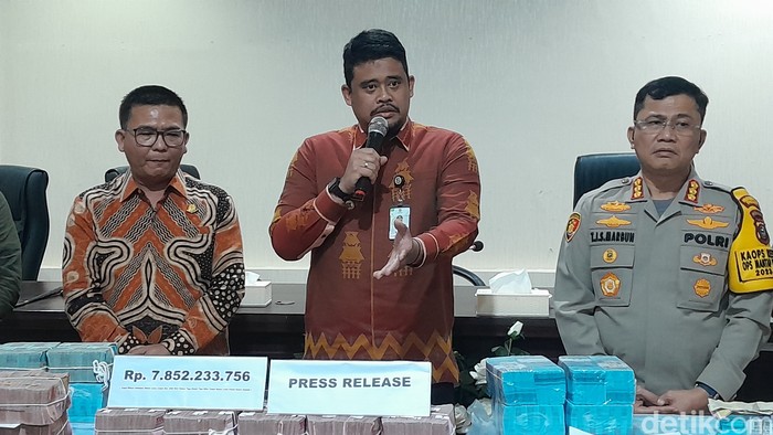 Penyerahan uang proyek lampu pocong dari Kejari ke Pemkot Medan. (Nizar Aldi/detikSumut)