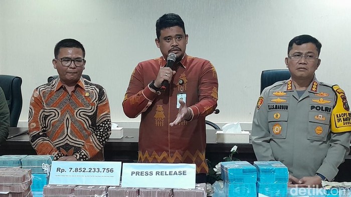 Penyerahan uang proyek lampu pocong dari Kejari ke Pemkot Medan. (Nizar Aldi/detikSumut)