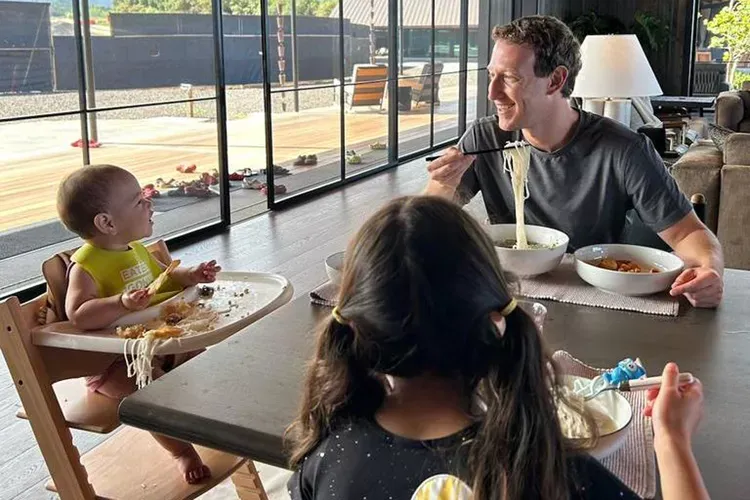 Rayakan Natal Bersama Anak, Mark Zuckerberg Sajikan Mie Mudah