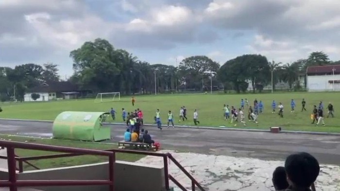 Pertandingan Liga 3 Sumut antara Poslab Labuhanbatu vs PS Keluarga USU berakhir ricuh (Dok. Warga)