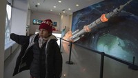 A visitor stands near a display showing earth during an exhibition about Chinas space program in Beijing, Thursday, Dec. 28, 2023. Chinas burgeoning space program plans to place astronauts on the moon before 2030 and expand the countrys orbiting space station against the background of a rivalry with the U.S. for reaching new milestones in outer space, reflecting their competition for influence on global events. (AP Photo/Ng Han Guan)
