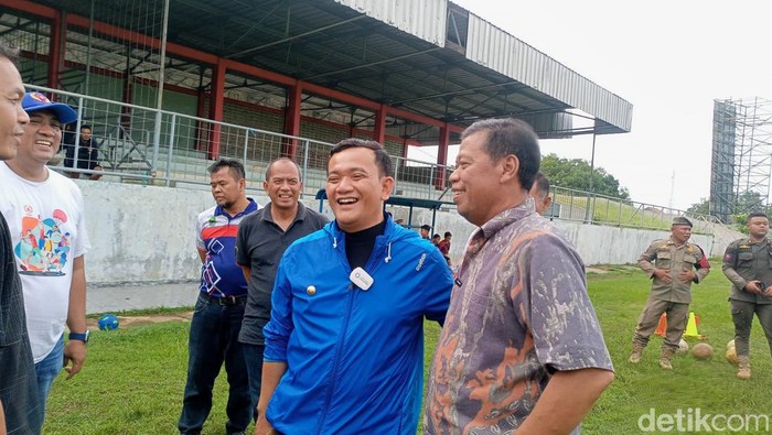 Pj Bupati Majalengka Dedi Supandi saat tinjau stadion warung jambu. (Foto: Erick Disy Darmawan/detikJabar)