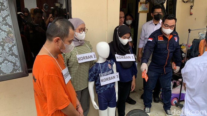 Polisi menggelar rekonstruksi kasus Panca Darmansyah membunuh 4 anaknya di Jagakarsa, Jakarta Selatan (Annisa AR/detikcom)