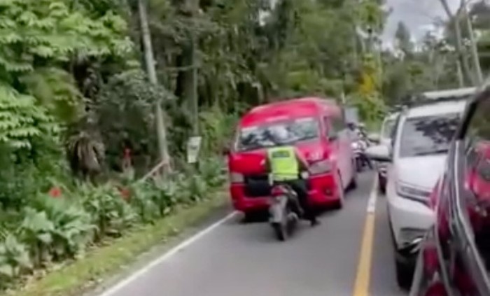 Polisi saat menghadang bus melawan arah ketika menerobos kemacetan. (Foto: Tangkapan layar video viral)