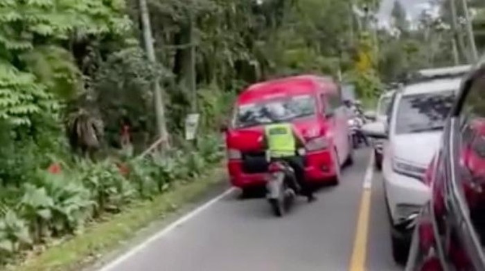 Polisi saat menghadang bus melawan arah ketika menerobos kemacetan. (Foto: Tangkapan layar video viral)