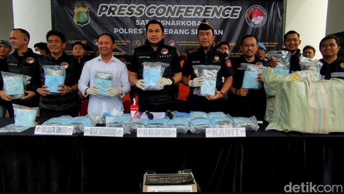 Polres Tangsel dan Bea Cukai menggagalkan peredaran 27 kilogram ganja asal Aceh.