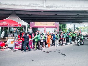 Warga Senang Bisa Makan Gratis di Pospam Mampang: Petugasnya Merakyat