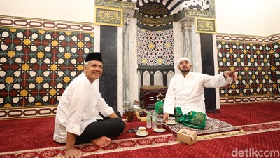 Potret Ganjar Silaturahmi ke Kediaman Habib Syech di Solo