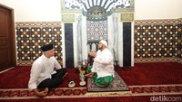 Calon presiden nomor urut 3, Ganjar Pranowo (kiri) berbincang dengan Pendakwah Habib Syech bin Abdul Qadir Assegaf (kanan) saat berkunjung ke kediamannya di Kota Surakarta, Jawa Tengah, Jumat (29/12/2023).