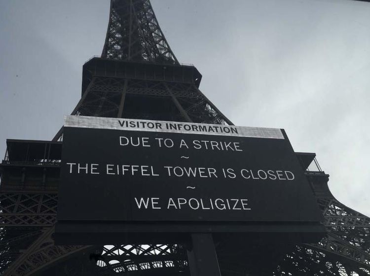 Potret Menara Eiffel Ditutup yang Bikin Wisatawan Kecewa