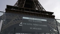 Sebuah papan memperingatkan tentang pemogokan di Menara Eiffel, Paris, Prancis, Kamis (28/12/2023).