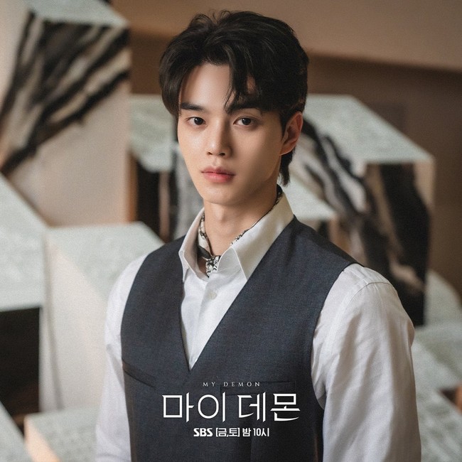 “Gantengnya gada obat 😢😢😢” “Bungkus bawa pulang indonesia plis,” “Naah ini baru Jung Gu Won yg kusuka😍❤️” komentar sejumlah penggemar melihat penampilan Song Kang sebagai Jung Palwon di tahun 1998 hingga 2019. Foto: dok. SBS