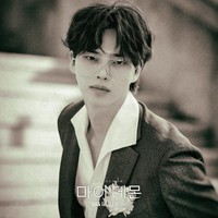 Gaya Song Kang sebagai Jung Chilwon menjadi salah satu penampilan favorit penggemar. Karakter utama drama Korea My Demon ini terlihat badass dengan model rambutnya di tahun 1976 hingga 1998. Foto: dok. SBS
