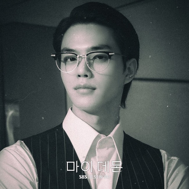 Inilah pesona Ketua Yayasan Sangwol di tahun 1955 hingga 1976. Dia hidup sebagai Jung Yukwon dan memiliki rambut klimis. Penggemar lantas menyadari bahwa nama Song Kang dalam drama Korea My Demon adalah hitungan bahasa Korea seperti Il (1), I (2), Sam (3), Sa (4), O (5), hingga Yuk (6) lalu ditambahi nama Jeong dan Won. Foto: dok. SBS