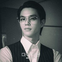 Inilah pesona Ketua Yayasan Sangwol di tahun 1955 hingga 1976. Dia hidup sebagai Jung Yukwon dan memiliki rambut klimis. Penggemar lantas menyadari bahwa nama Song Kang dalam drama Korea My Demon adalah hitungan bahasa Korea seperti Il (1), I (2), Sam (3), Sa (4), O (5), hingga Yuk (6) lalu ditambahi nama Jeong dan Won. Foto: dok. SBS