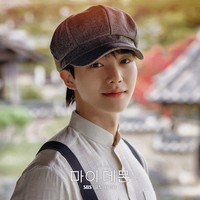 Memasuki tahun 1936 hingga 1955, si iblis predator memakai nama Jang Owon. Penggemar menyebut Song Kang terlihat imut dan memakai topi yang serupa dengan Yeonjun TXT. Netizen juga melihat kemiripannya dengan Rey Mbayang. Foto: dok. SBS