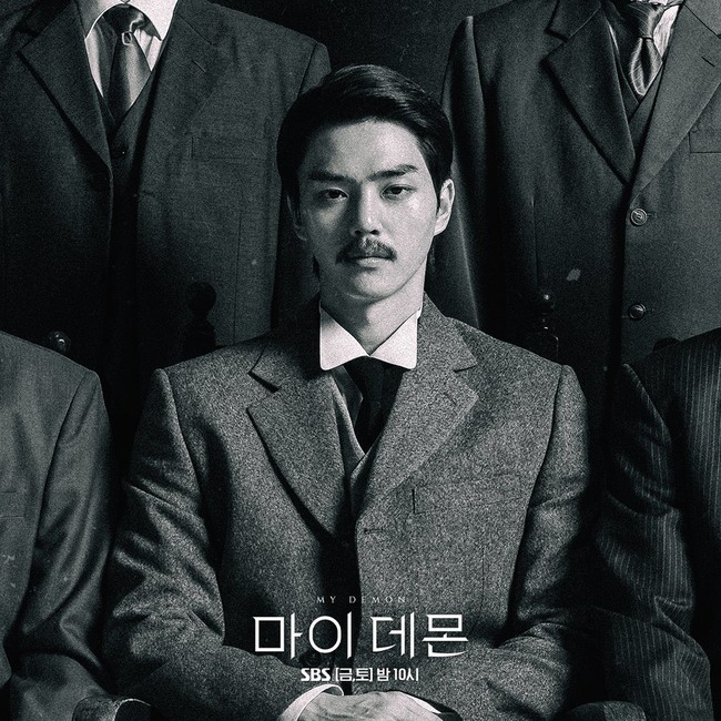 Song Kang yang biasa tampil klimis tiba-tiba memiliki kumis tebal. Ini penampilannya di tahun 1914 hingga 1936 dengan nama Jung Sa Won. Penggemar pangling melihat penampilannya yang makin manly. Foto: dok. SBS