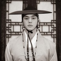Di tahun 1874 hingga 1895, karakter Song Kang adalah seorang bangsawan bernama elit bernama Jung I Won. Melihat pesonanya dalam balutan hanbok, penggemar berharap Song Kang akan segera mendapat tawaran drama saeguk alias drama sejarah. Foto: dok. SBS