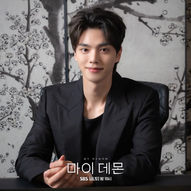 Dan inilah penampilan karakter Song Kang, Jung Gu Won yang hidup di masa kini dan menikahi Kim Yoo Jung. Demi perannya, Song Kang sengaja melakukan diet ketat agar terlihat lebih tirus dan karismatik. Foto: dok. SBS