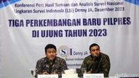 Direktur Konsultan Citra Indonesia-LSI Denny JA, Adjie Alfaraby didampingi moderator Farhan Dailamy memaparkan temuan dan analisis Survei Nasional bertajuk Tiga Perkembangan Baru Pilpres di Ujung Tahun 2023 di Jakarta, Jumat (29/12/2023).