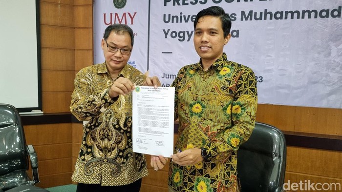 Presiden Klub PSHW UMY, Prof. Achmad Nurmandi (kacamata) dan Manajer PSHW UMY, Filosa Gita Sukmono saat menunjukkan surat permohonan investigasi kepada Asprov PSSI DIY, Jumat (29/12/2023).