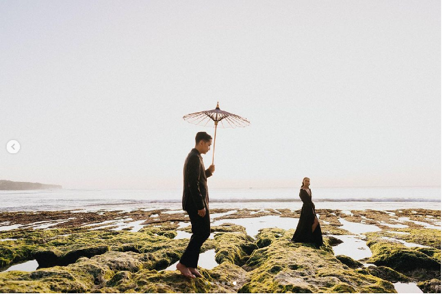 Adinda Thomas dan Raka Akmal menikah pada 8 Oktober 2023. Inilah foto prewedding indah mereka nuansa outdoor yang dilakukan di Bali. Foto: Instagram