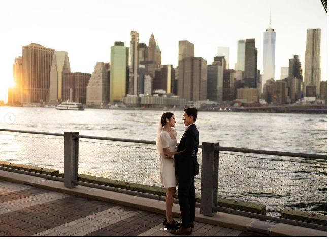 Inspirasi foto prewedding indah 2023 datang dari pasangan Enzy Storia dan Molen Kasetra. Pasangan yang menikah pada 20 Mei 2023 ini berfoto romantis dengan latar belakang gedung pencakar langit New York.Foto: Instagram