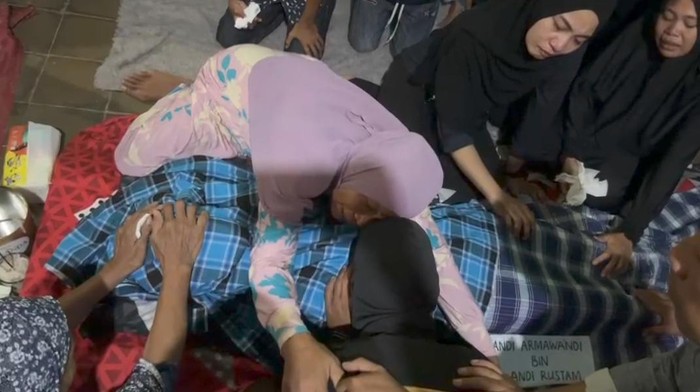 Pria di Maros datang melayat meratapi jasad kakaknya yang meninggal di tangannya sendiri.