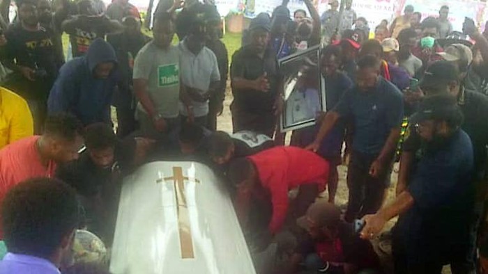 Proses pemakaman jenazah Lukas Enembe.