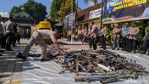 Proses pemusnahan knalpot brong dadi hasil sitaan Satlantas Polresta Mataram selama periode bulan Desember 2023, Jumat (29/12/2023). (Ahmad Viqi/detikBali)