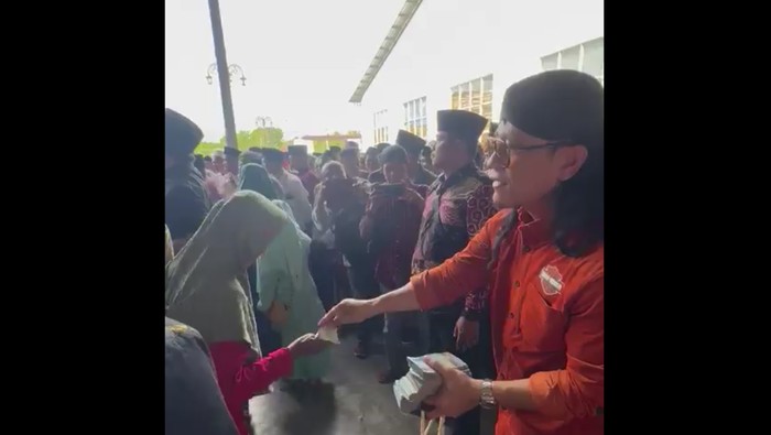 Ramai dibicarakan video Gus Miftah membagikan uang ke masyarakat. Gus Miftah lantas membantah kalau aksinya tersebut sebagai money politics.