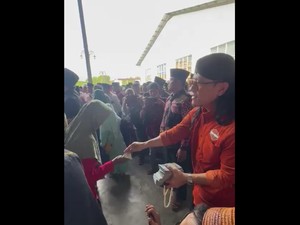 Viral Gus Miftah Bagi-bagi Duit, Diduga Poltik Uang