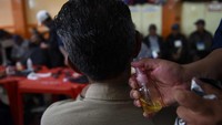 Tunawisma lansia Domitila Poma mengatakan dia sangat berterima kasih atas pakaian dan produk perawatan pribadi yang dia terima.
