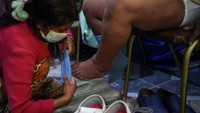 Relawan evangelis membantu menyiapkan makanan, memilah pakaian dan sumbangan mainan, bahkan mengepang rambut.