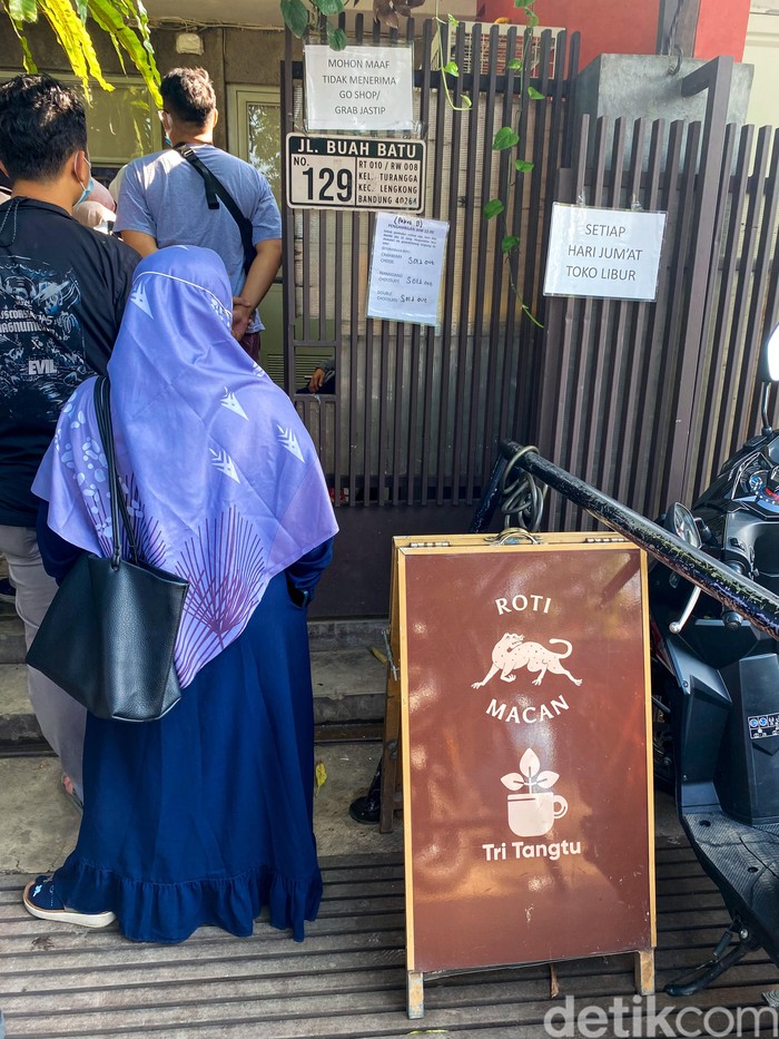 Roti Macan Roti Macan viral di Bandung, antrenya bisa 2,5 jam