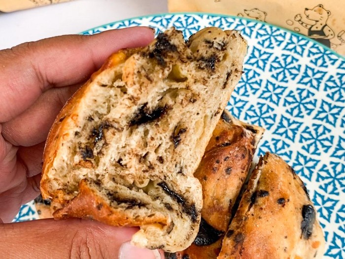 Roti Macan Roti Macan viral di Bandug, antre bisa 2,5 jam!