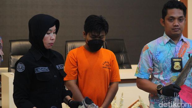 Salah satu tersangka penganiayaan di simpang tiga Maguwoharjo dirilis di Polresta Sleman, Jumat (29/12/2023).