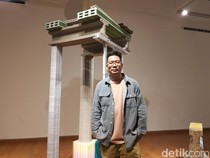 Irfan Hendrian Pakai 900 Kilogram Bekas Naskah Hukum untuk Karya Seni