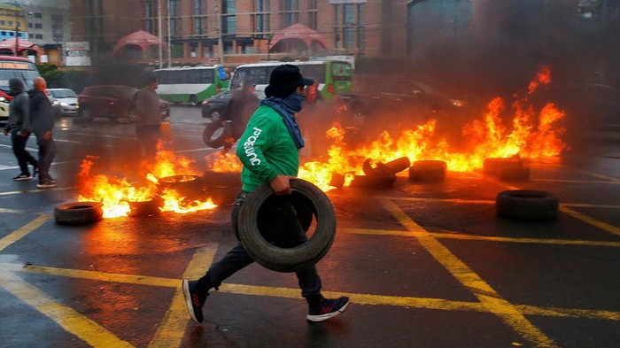 A riot police vehicle is seen during a protest by fishermen against the goverment, following the repeal of the existing fishing law and the non-payment of promised bonuses, in Valparaiso, Chile December 28, 2023. REUTERS/Rodrigo Garrido