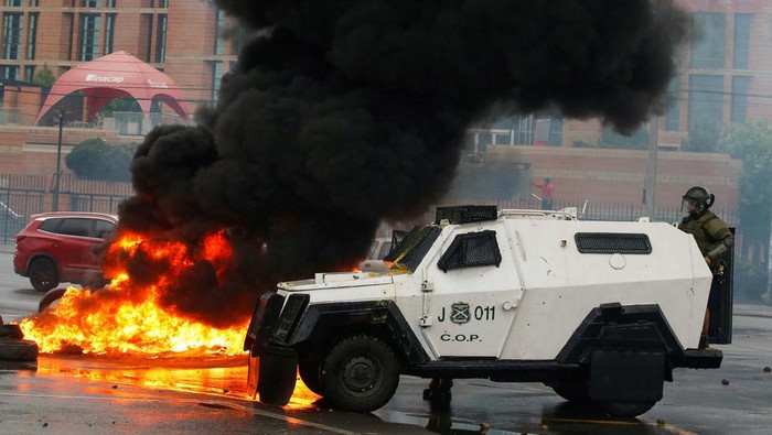 A riot police vehicle is seen during a protest by fishermen against the goverment, following the repeal of the existing fishing law and the non-payment of promised bonuses, in Valparaiso, Chile December 28, 2023. REUTERS/Rodrigo Garrido