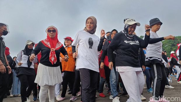 Istri calon presiden nomor urut 3, Ganjar Pranowo, Siti Atikoh Supriyanti senam dengan emak-emak di GOR Satria Purwokerto, Jumat (29/12/2023).