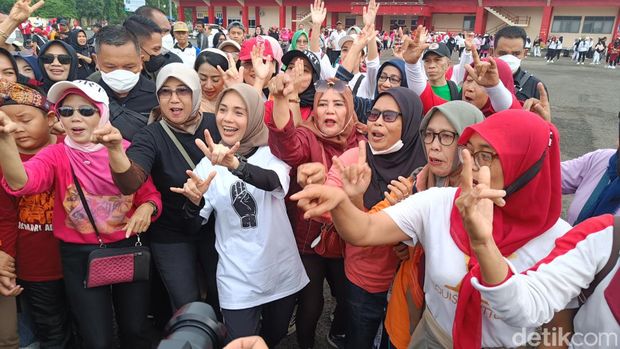 Istri calon presiden nomor urut 3, Ganjar Pranowo, Siti Atikoh Supriyanti senam dengan emak-emak di GOR Satria Purwokerto, Jumat (29/12/2023).