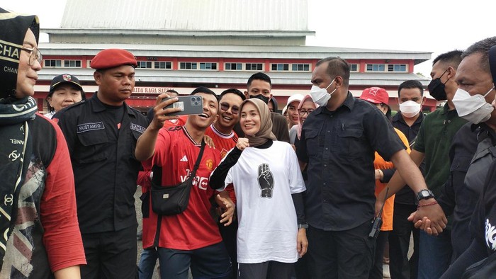 Siti Atikoh foto bersama fans MU