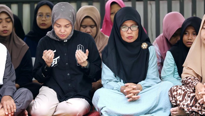 Siti Atikoh ziarah ke makam ibunda di Purbalingga, Jateng. (Dok. Istimewa)